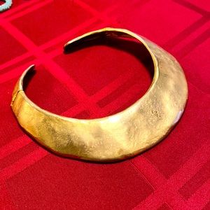 Gold collar necklace.